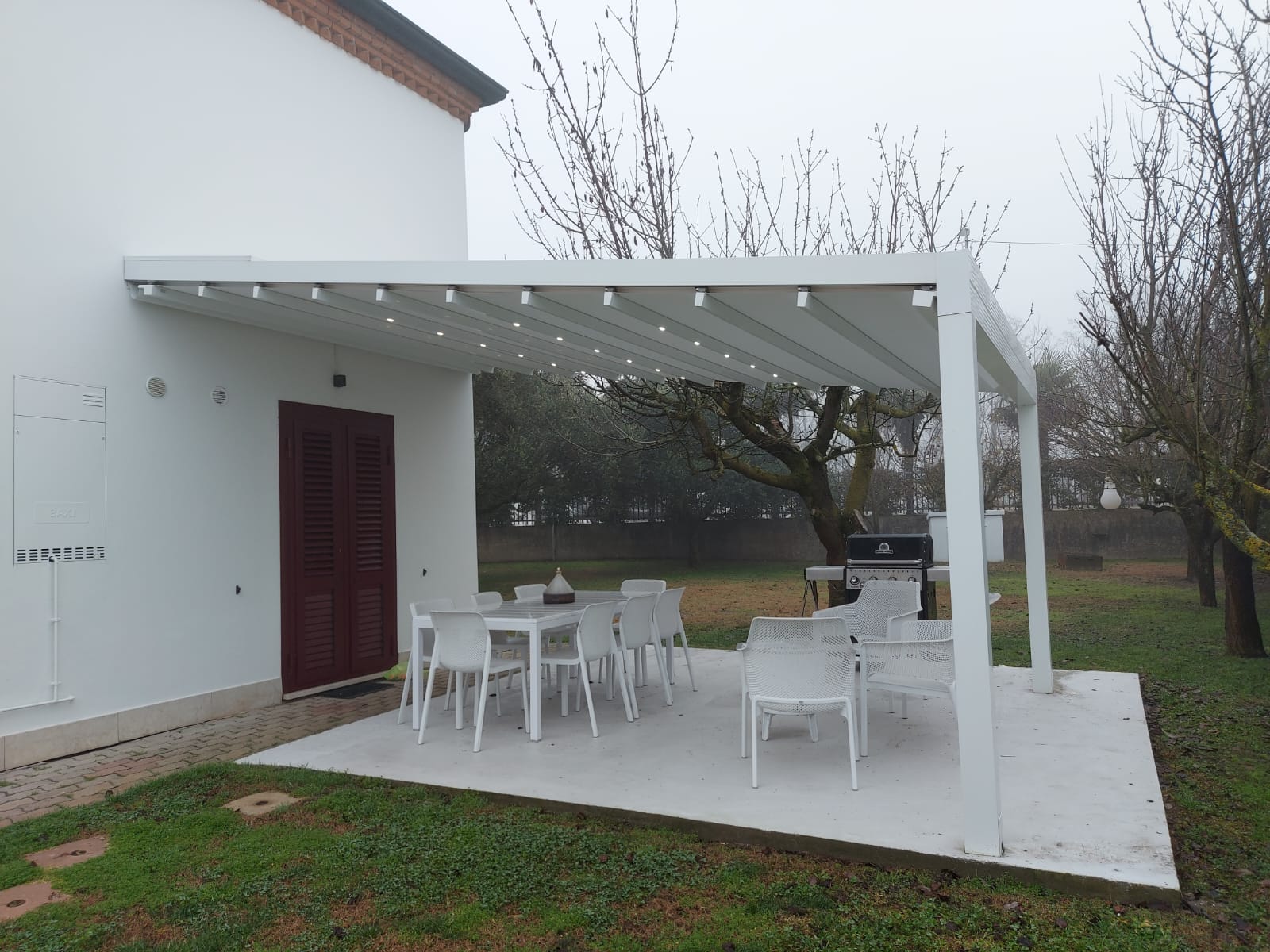 Installazione pergola inclinata su abitazione privata a Rovigo