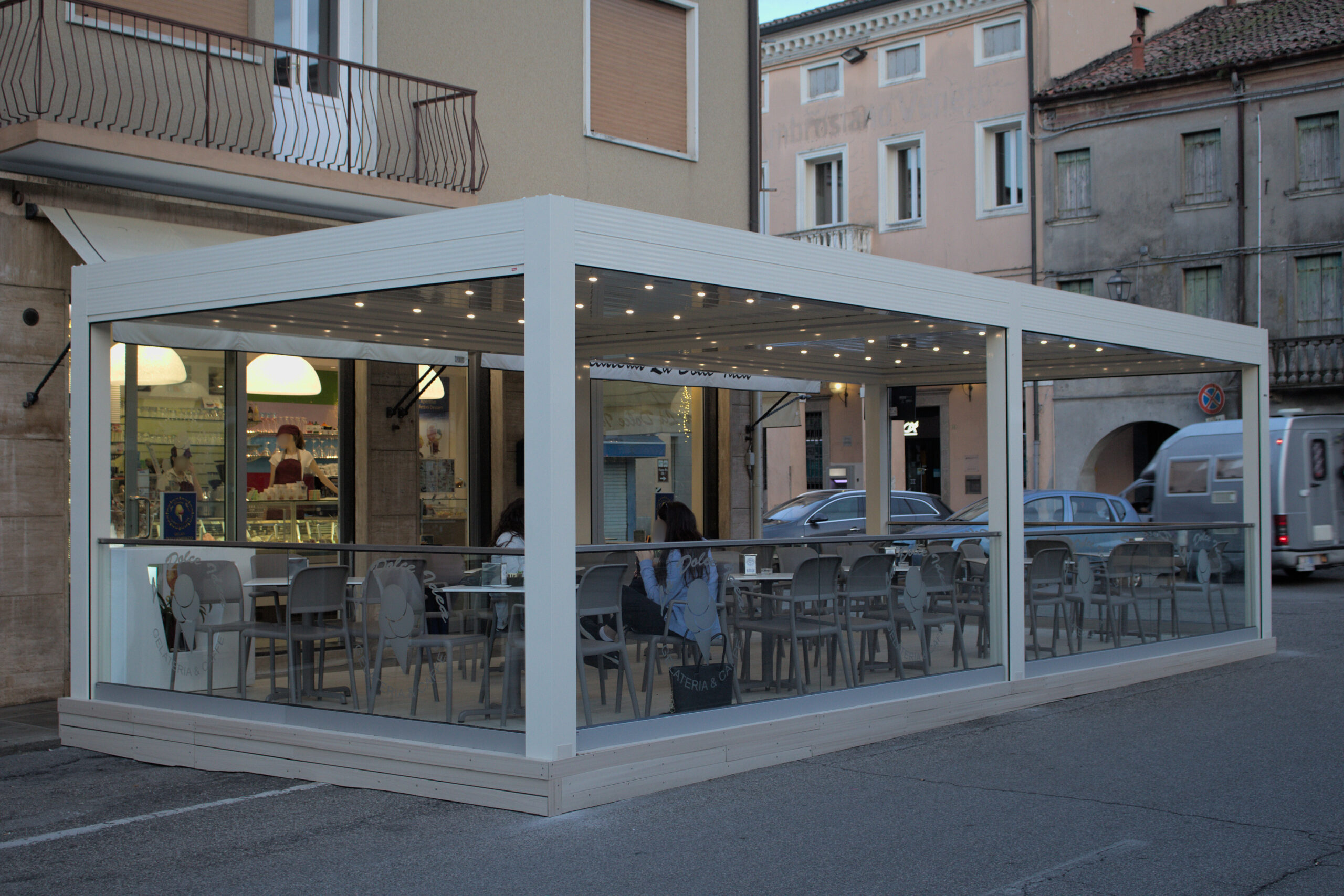 Pergola bioclimatica per gelateria