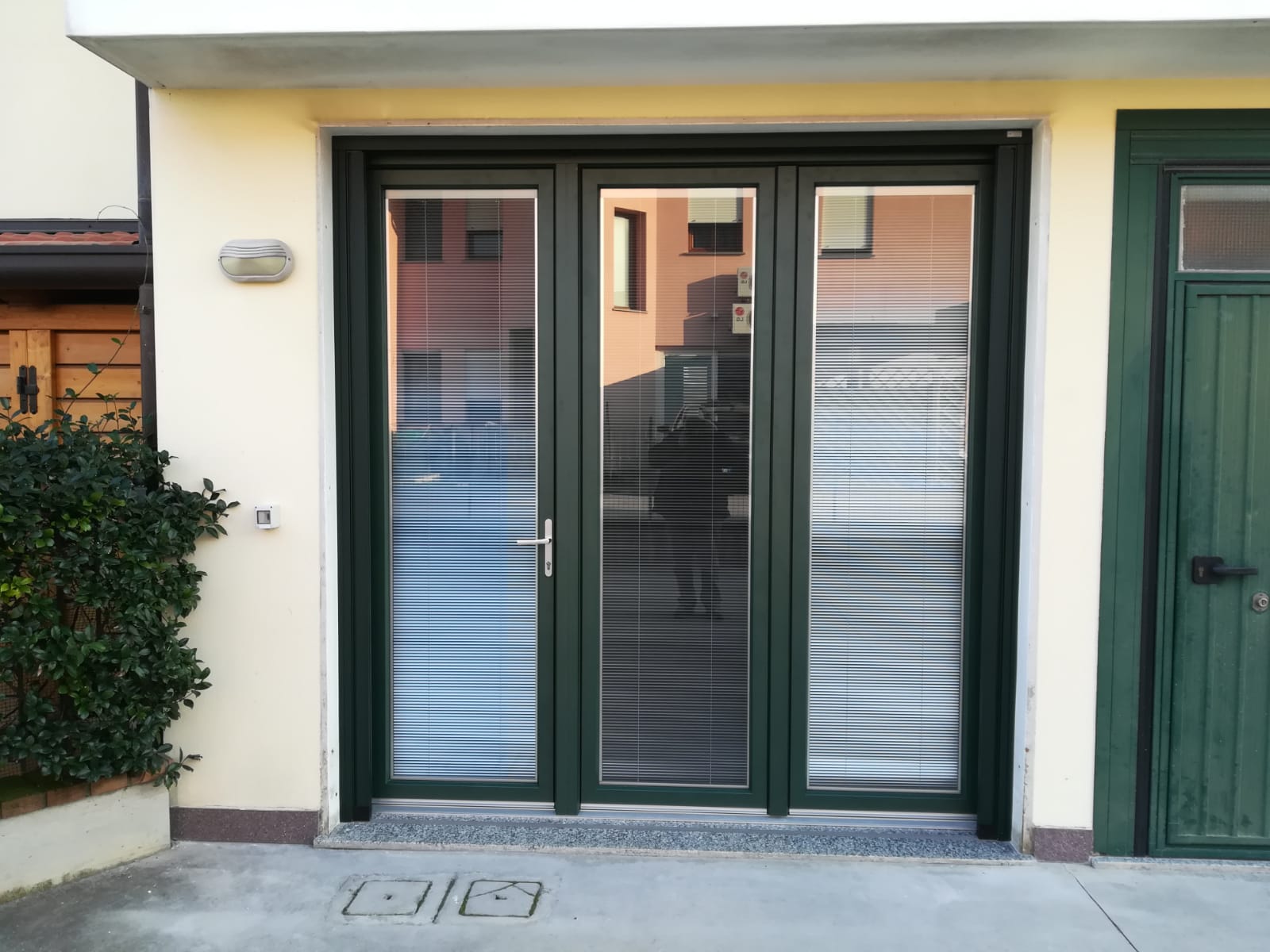 Sostituzione porta garage basculante con porta finestra